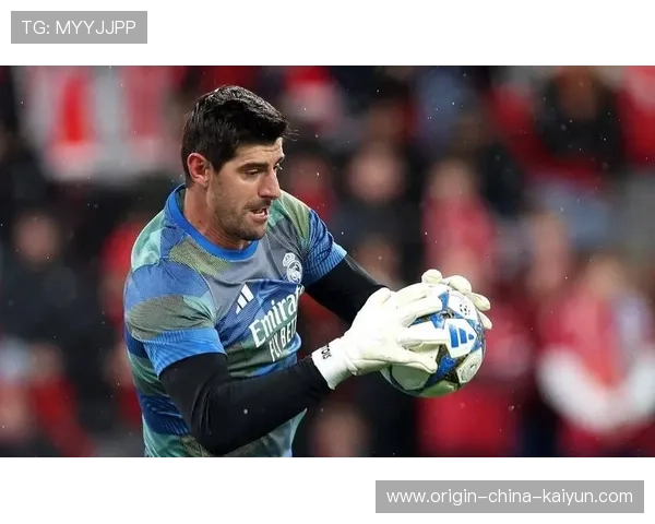 库尔图瓦出击摘球，皇马化解单刀险情，库尔图瓦在皇马丢几个球了