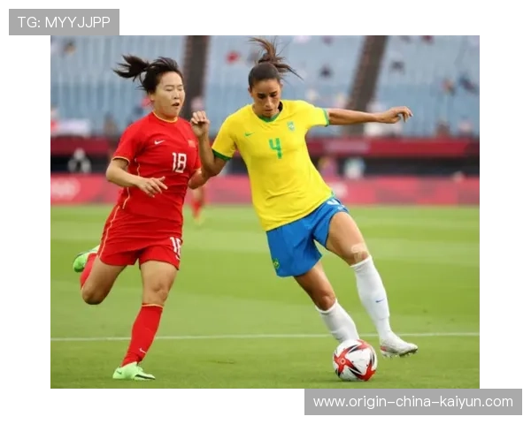 加拉塔萨雷女足杨莉娜外脚背传中，后点包抄差点顶进