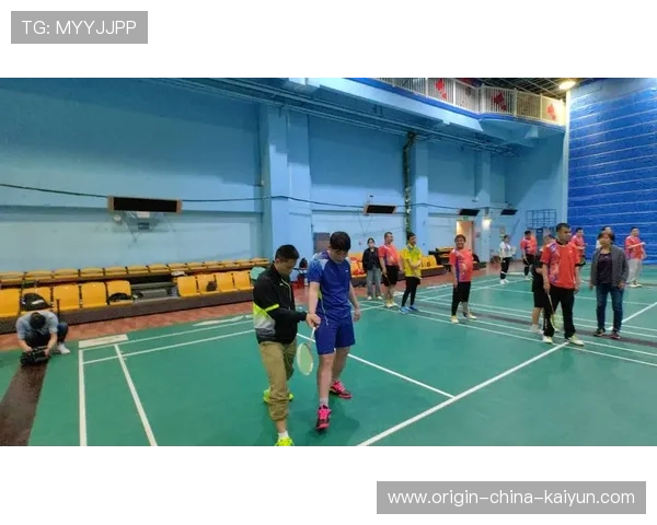 羽毛球少女表现炸裂!教练笑开花 羽毛球少女表现炸裂!教练笑开花