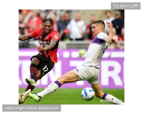 莱奥左脚轰射打穿球门,米兰状态火爆 莱奥左脚轰射打穿球门,米兰状态火爆